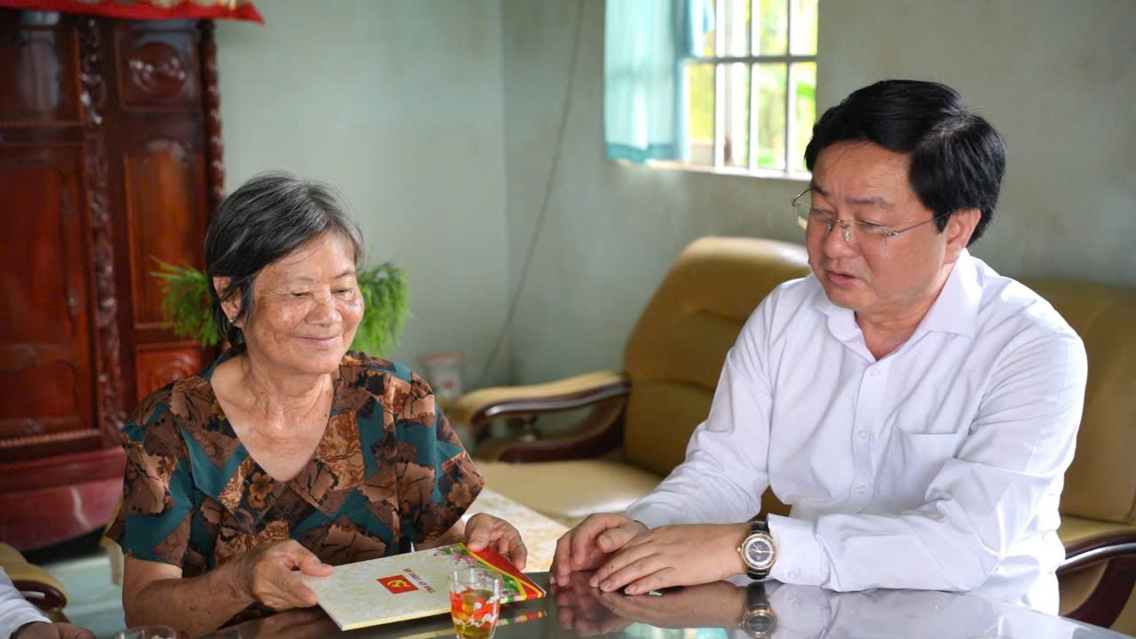 Bí thư Tỉnh ủy đến thăm, tặng quà gia đình chính sách tại Bến Lức