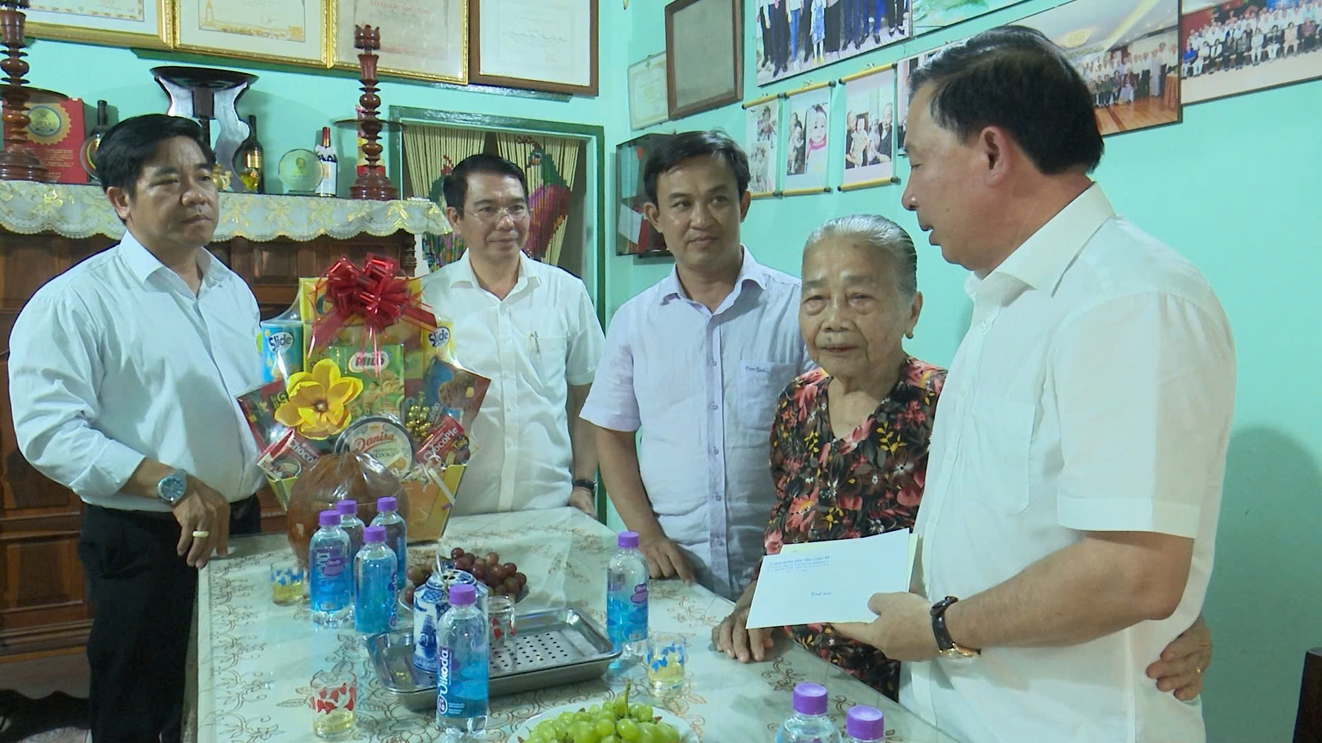 Đoàn công tác Ban Thường vụ Tỉnh ủy thăm, tặng quà thương binh tại huyện Đức Hòa