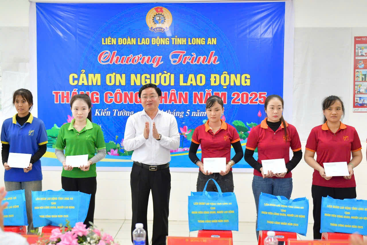 Bí thư Tỉnh ủy dự buổi trao quà theo chương trình “Cảm ơn người lao động” tại Công ty Tainan Enterprises, thị xã Kiến Tường